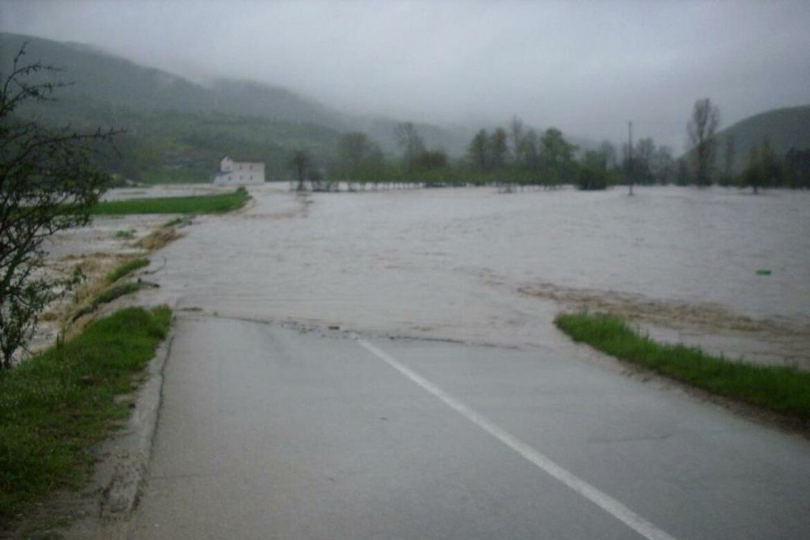 Obustava saobraćaja na putu Ćukovac – Prokuplje zbog izlivanja Toplice