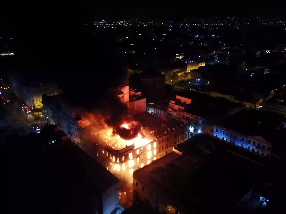 Nastavljaju se nemiri u Peruu, uništena vek stara vila u centru Lime