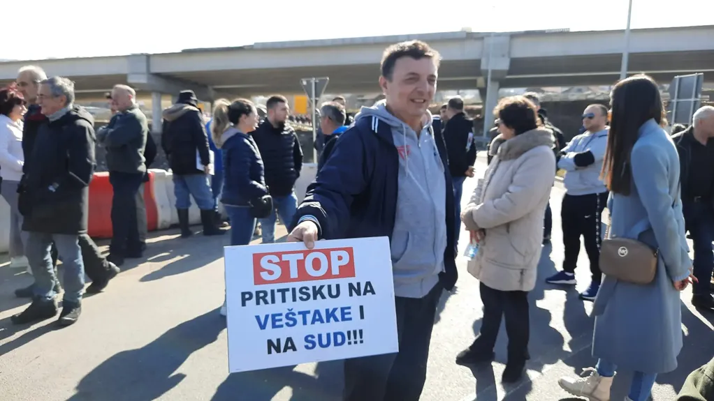 Blokada puta kod Čačka: Plaćaju nam metar plodne zemlje kao paklu cigareta