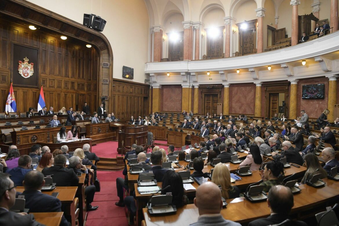 Opozicija smatra da set zakona o pravosuđu ne valja, Orlić polemiše sa svima sa mesta predsednika