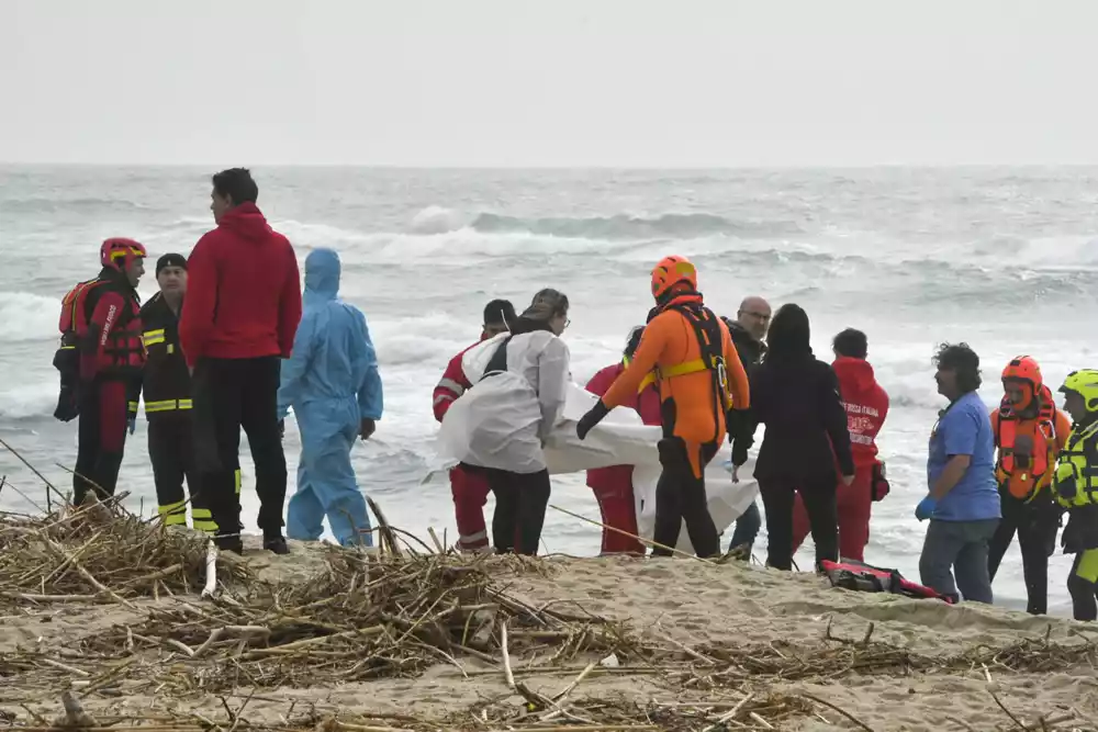 Brodolom na jugu Italije, stradala 43 migranta