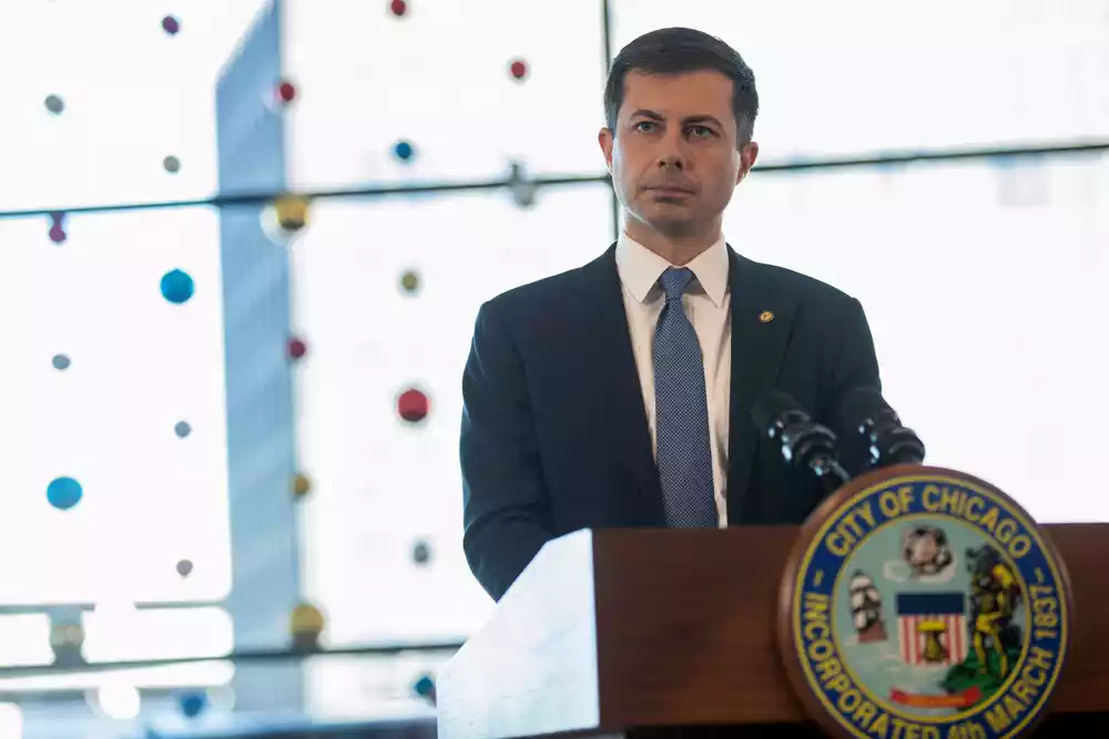 Buttigieg poziva američke železnice da povećaju bezbednost