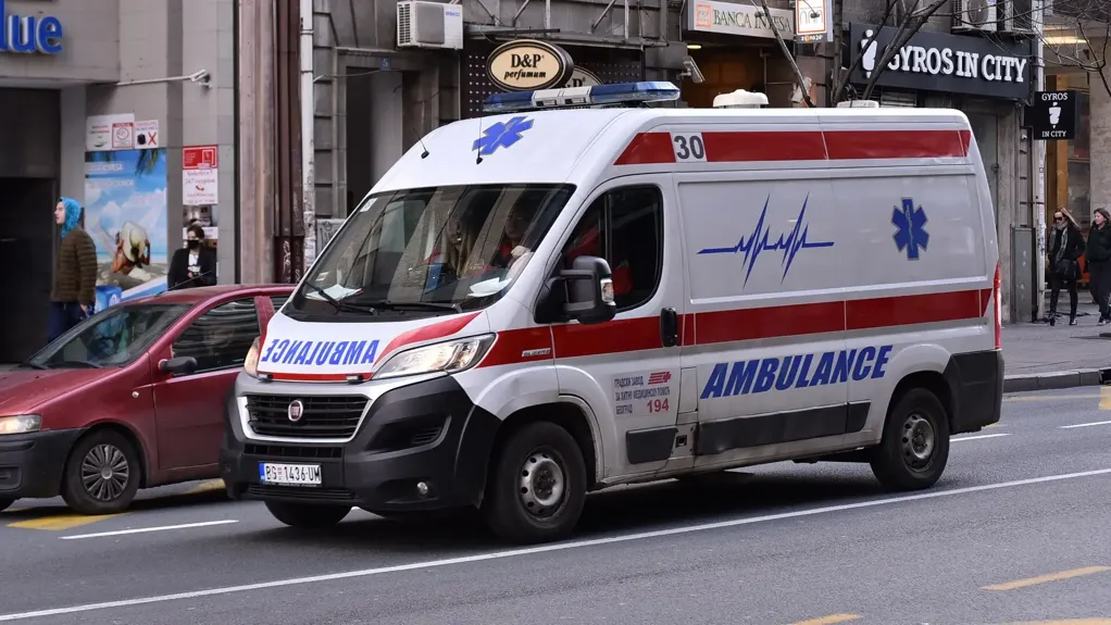 Teška saobraćajna nesreća na obilaznici između Surčina i Batajnice: Muškarac (53) teško povređen