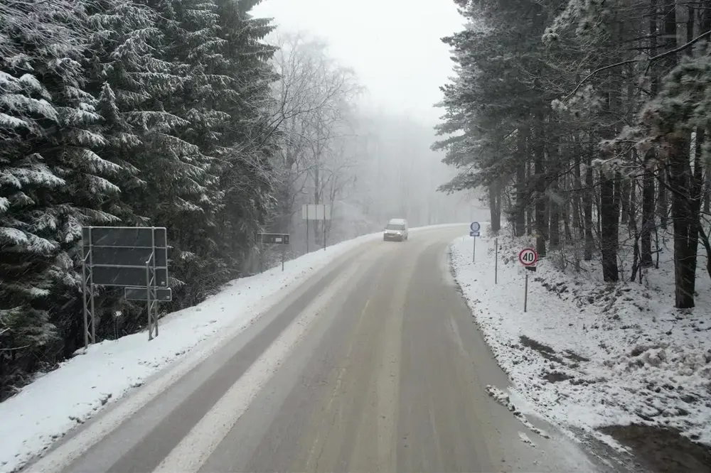 Sneg okovao Hrvatsku: Upaljen crveni meteoalarm, putevi zakrčeni