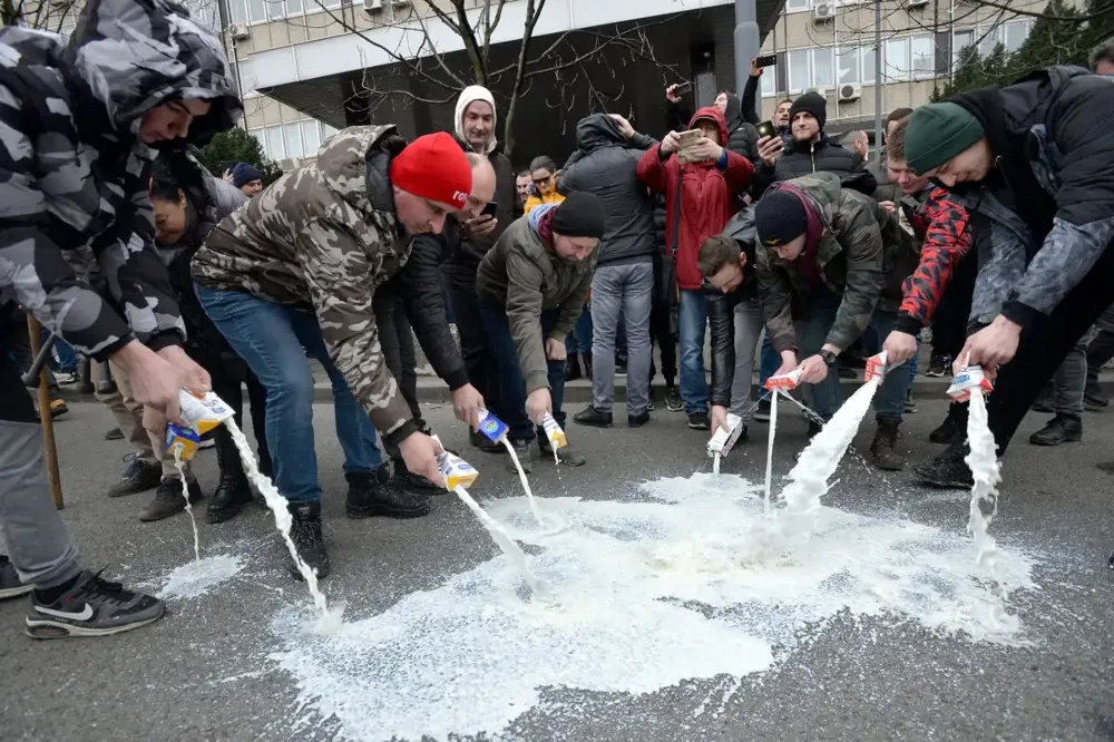 Mlekari blokirali most u Šapcu, protest i u Mrčajevcima