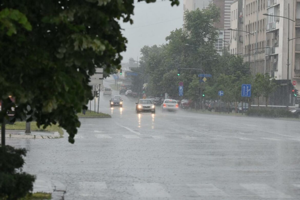 Olujno nevreme u Novom Sadu čupalo drveće i stubove, oštećeni automobili