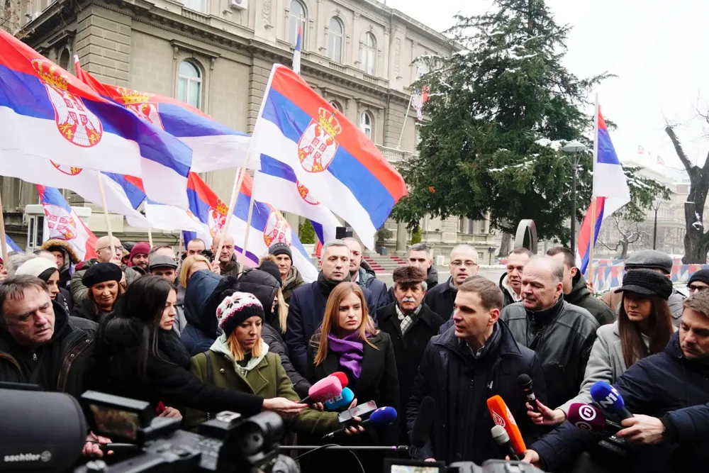 Dveri, Zavetnici i NADA uputili poruku predsedniku: „Vučiću, mi se za razliku od vas ne krijemo iza plaćenih batinaša i kriminalnih klanova“