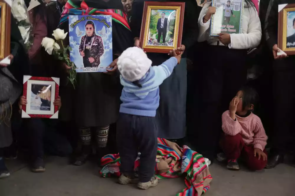 Peruanci marširaju u znak žalosti za 19 mrtvih na protestima