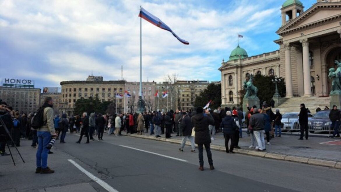 Protest ispred Skupštine