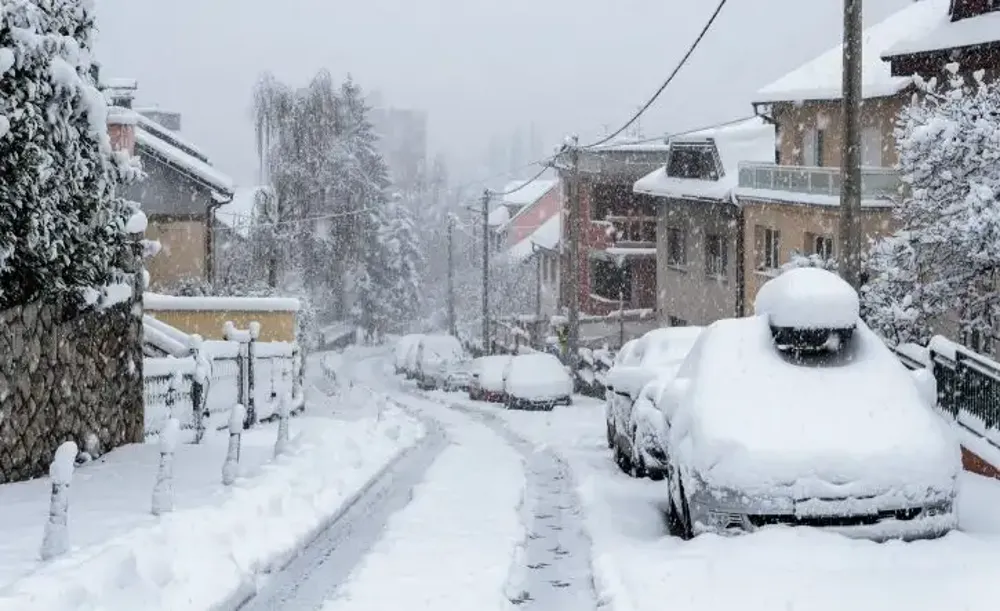 Sneg stvorio probleme širom Republike Srpske, u Trebinju crveni meteoalarm