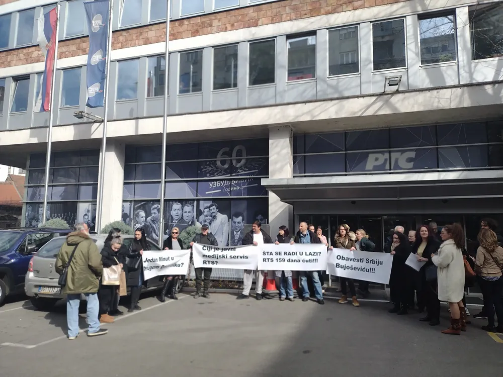 Protest zaposlenih klinike „Dr Laza Lazarević“ ispred RTS-a