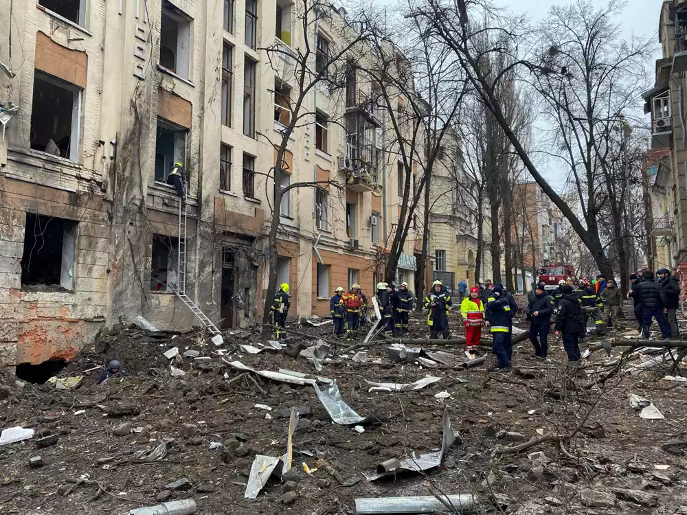 Ruska raketa pogodila stambenu zgradu u Harkovu