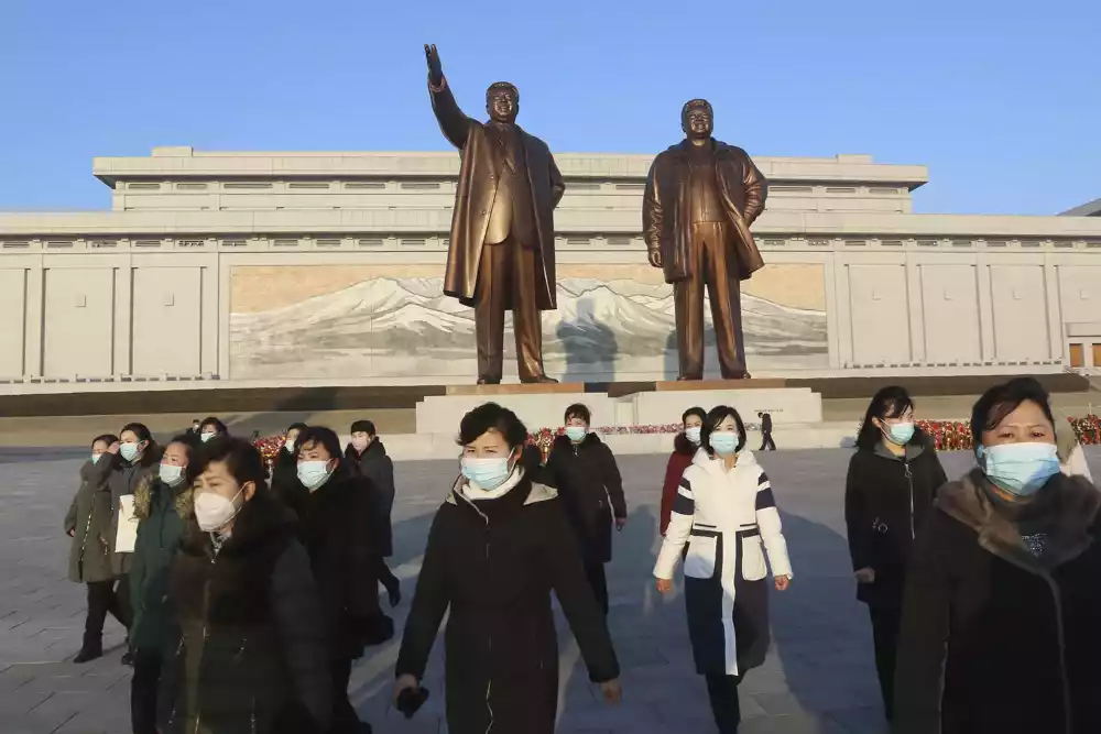 Kim Džong Un predsedava velikom vojnom paradom