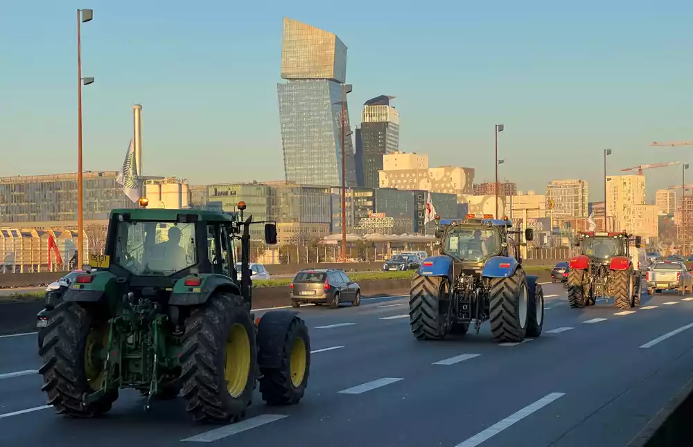 Stotine traktora ulaze u Pariz u znak protesta protiv zabrane pesticida