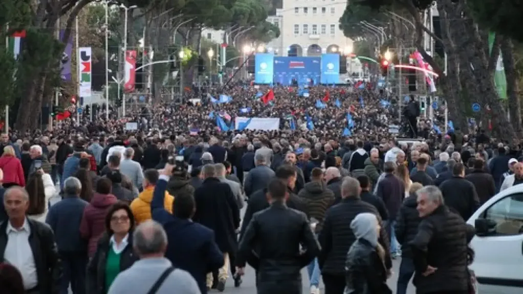 Tirana: Sukob demonstranata i policije ispred parlamenta