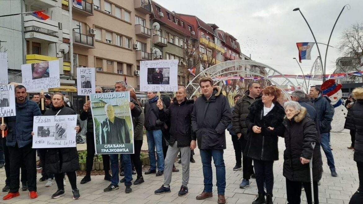 Porodica Slađana Trajkovića ispred tužilaštva u Prištini zahteva da se brani sa slobode