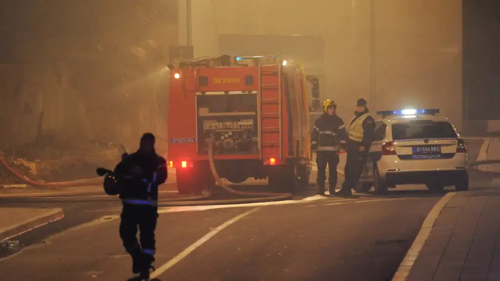 Požar u Beogradu, gore barake, zatvoren Bulevar