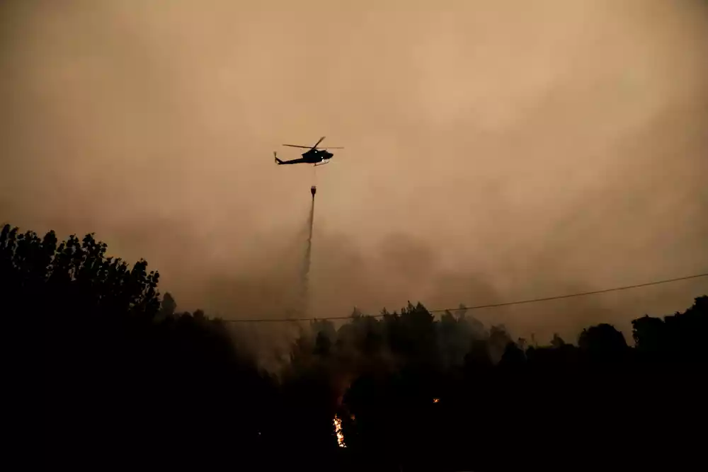 Vatrogasci se bore sa desetinama požara u Čileu dok je vanredno stanje produženo