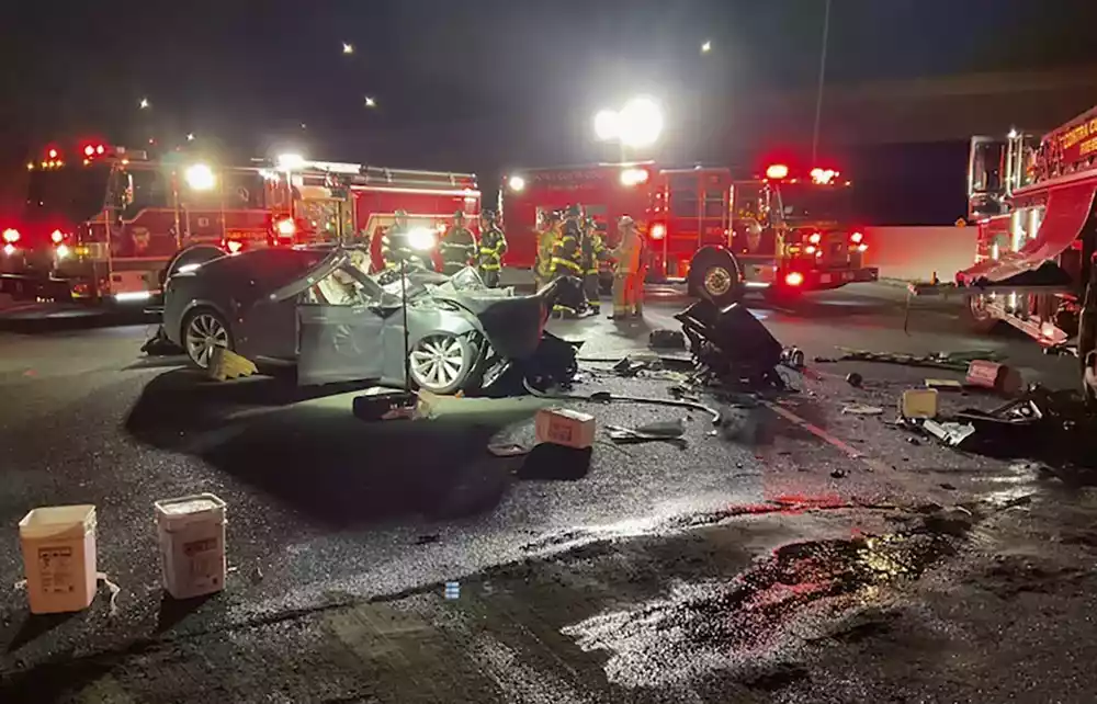 Vozač Tesle poginuo nakon što je uleteo u vatrogasno vozilo na autoputu