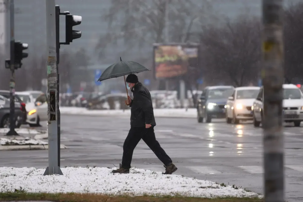 Do kraja dana oblačno uz slabe padavine, temperatura do 12 stepeni