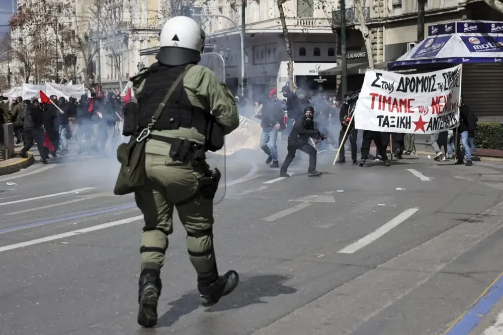 U Atini su izbili sukobi sa policijom na protestu posle železničke katastrofe