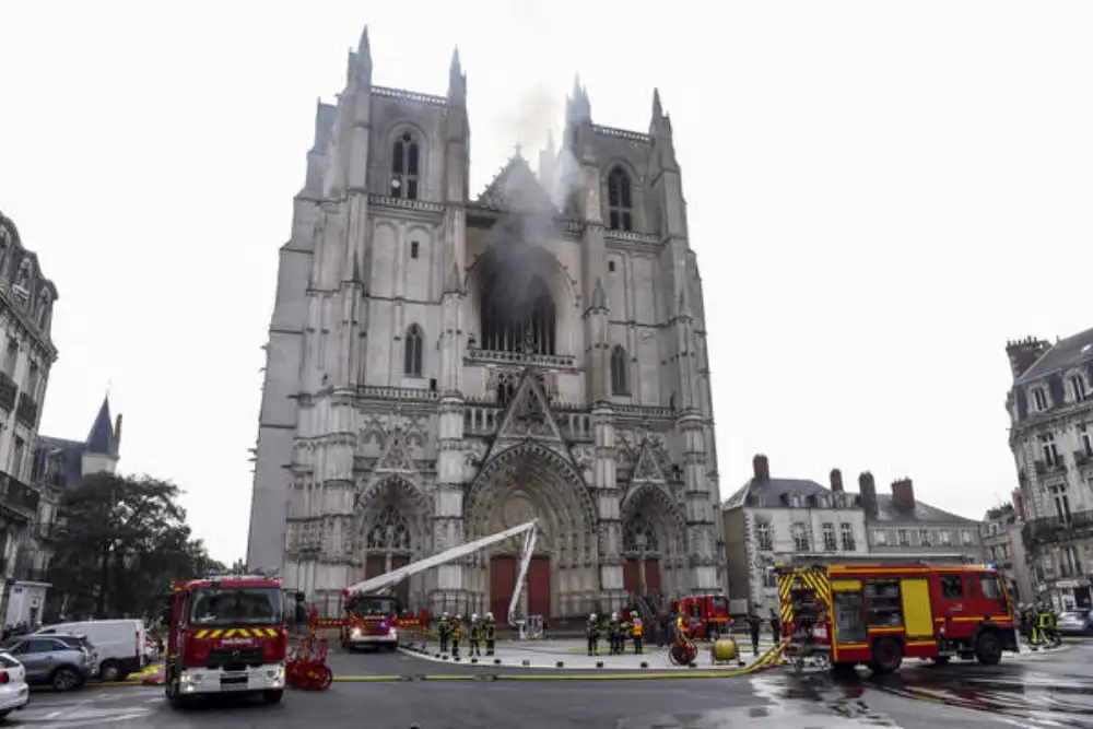 Osoba koja je zapalila katedralu iz 15. veka u Nantu u Francuskoj osuđena na četiri godine zatvora