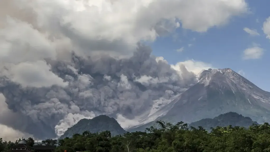 Indonezija: Vulkan Merapi izbacuje vreo dim