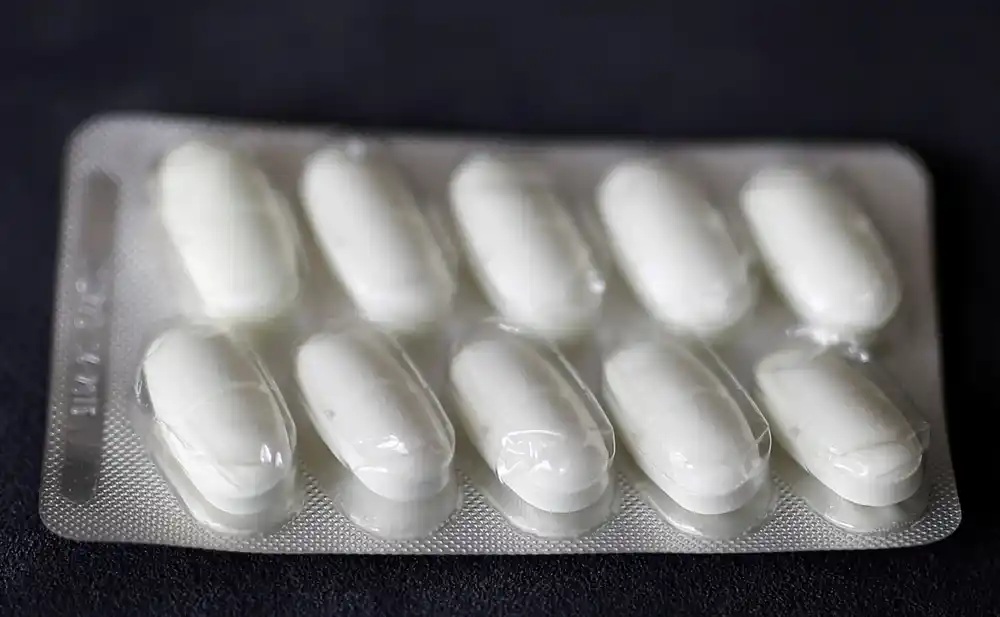 Studija povezuje prekomernu upotrebu antibiotika sa teškim neželjenim efektima COVID-19
