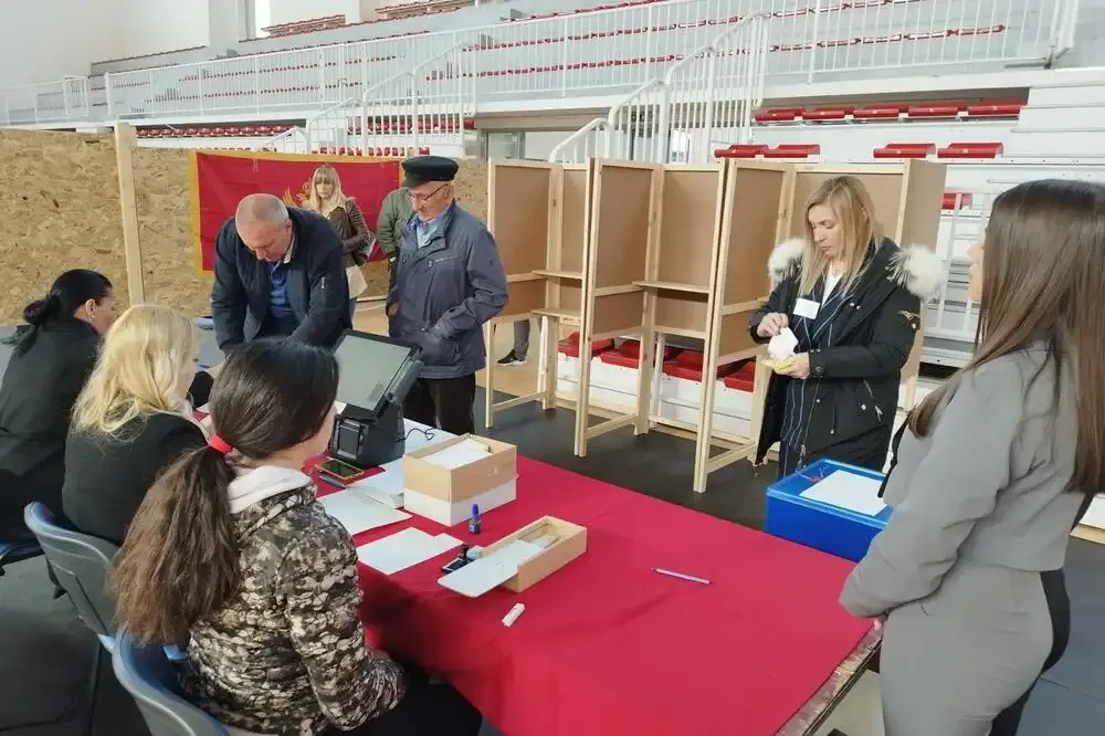Crna Gora: Do 15 sati glasalo 45,4 odsto upisanih birača