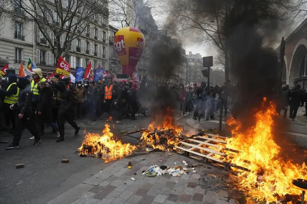 Figaro: U Francuskoj danas 368.000 demonstranata protiv reforme penzija