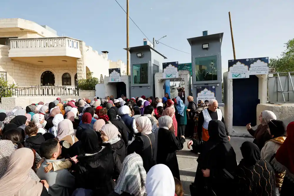 Desetine hiljada posećuju Jerusalimsku Al-Aksu za molitvu prvog petka Ramazana