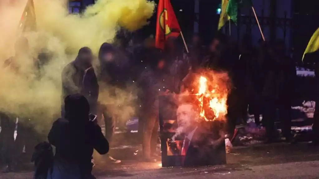 Erdoganov portret zapaljen u Helsinkiju