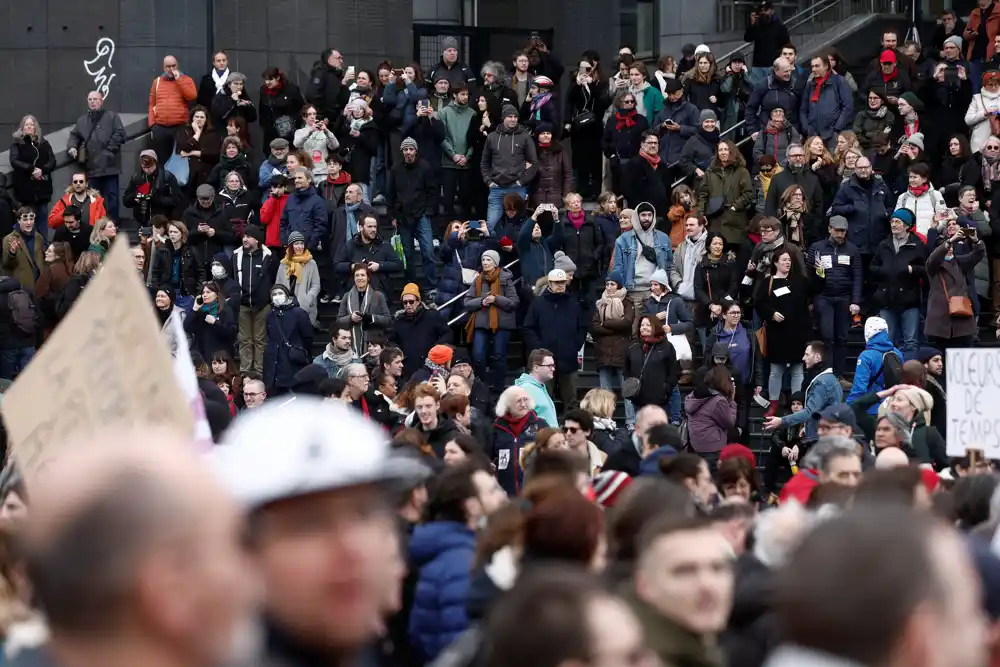 Francuski Senat usvojio Makronovu penzionu reformu nakon višednevnih protesta