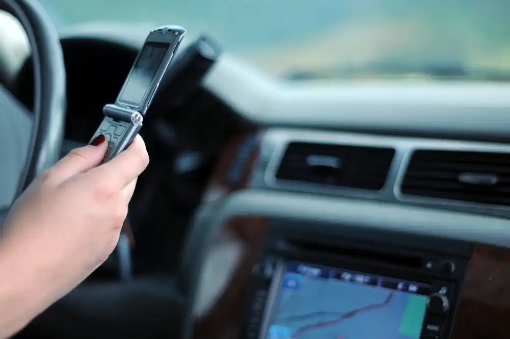 Ispitivanje veze između saobraćajnih nezgoda i zavisnosti od mobilnog telefona
