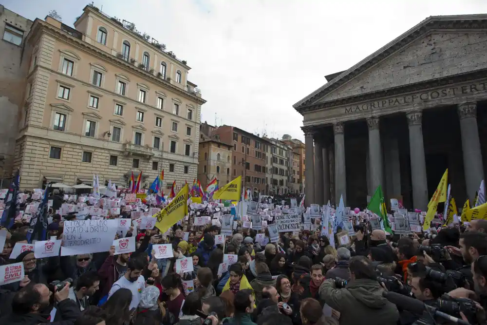 Italijanska vlada ograničava roditeljska prava gej parova