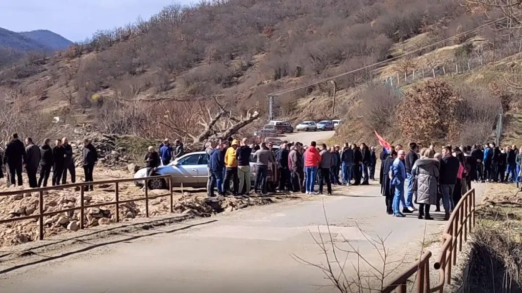 Protest Srba kod Leposavića zbog prebijanja dvojice mladića