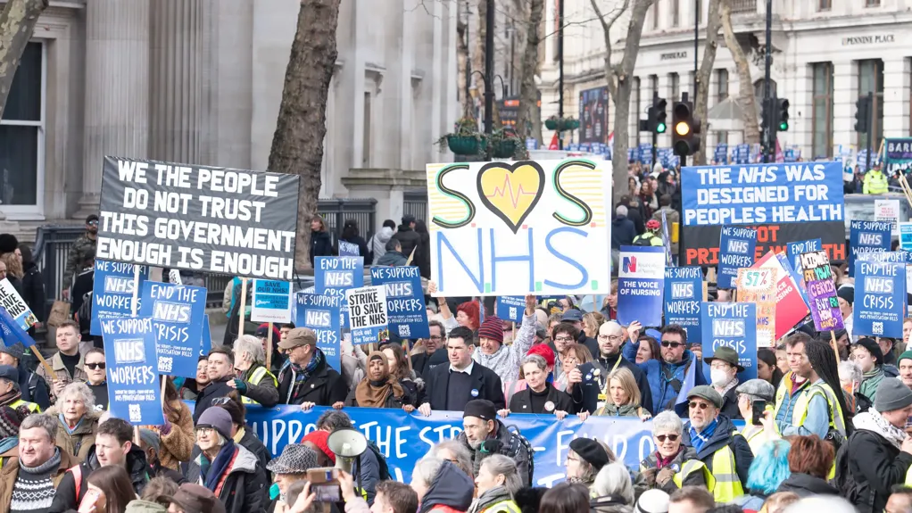 London: Demonstranti pred rezidencijom premijera podržali zdravstvene radnike