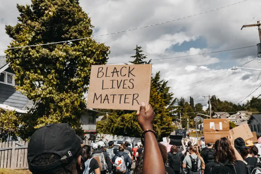 Oni koji podržavaju Black Lives Matter manje oklevaju oko vakcina