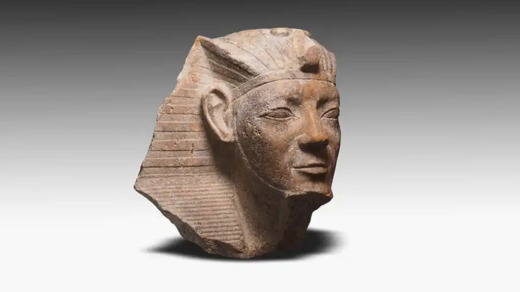 Otkopana statua staroegipatskog faraona