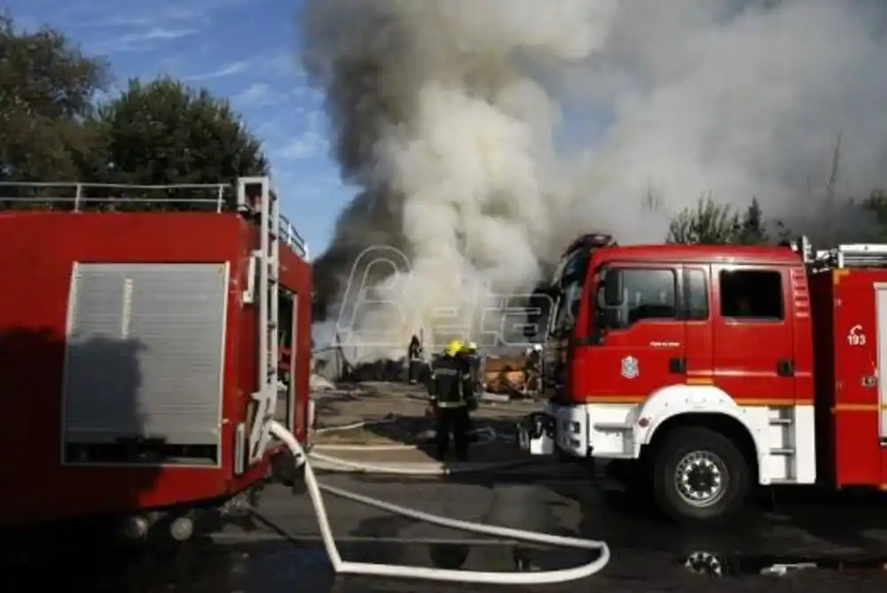 Veliki požar izbio u Peći, podigao se ogroman stub crnog dima, osmoro ljudi u bolnici