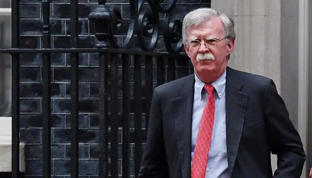 Bolton: Rusija postaje „mlađi“ partner Kine