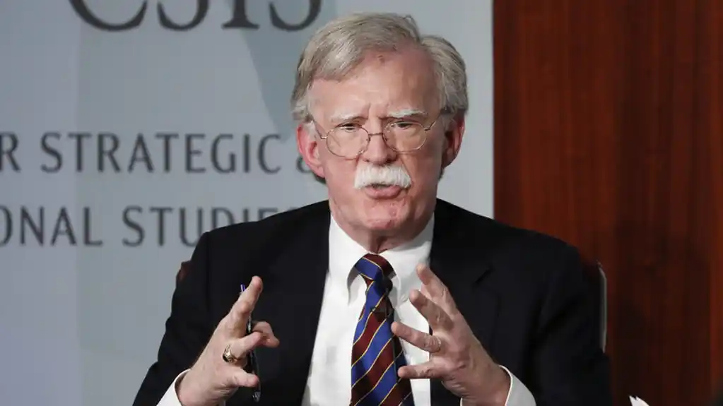 Bolton: SAD ne bi trebalo da sarađuju sa nalogom za hapšenje Putina