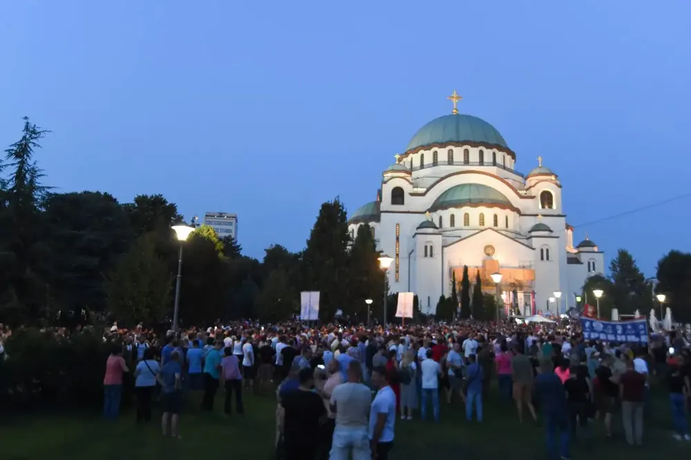 Protest ispred Hrama svetog Save