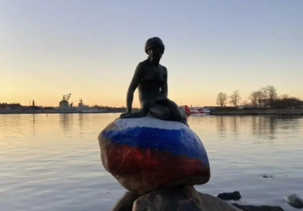 Kopenhagen: Čuvena statua sirene oslikana ruskom zastavom