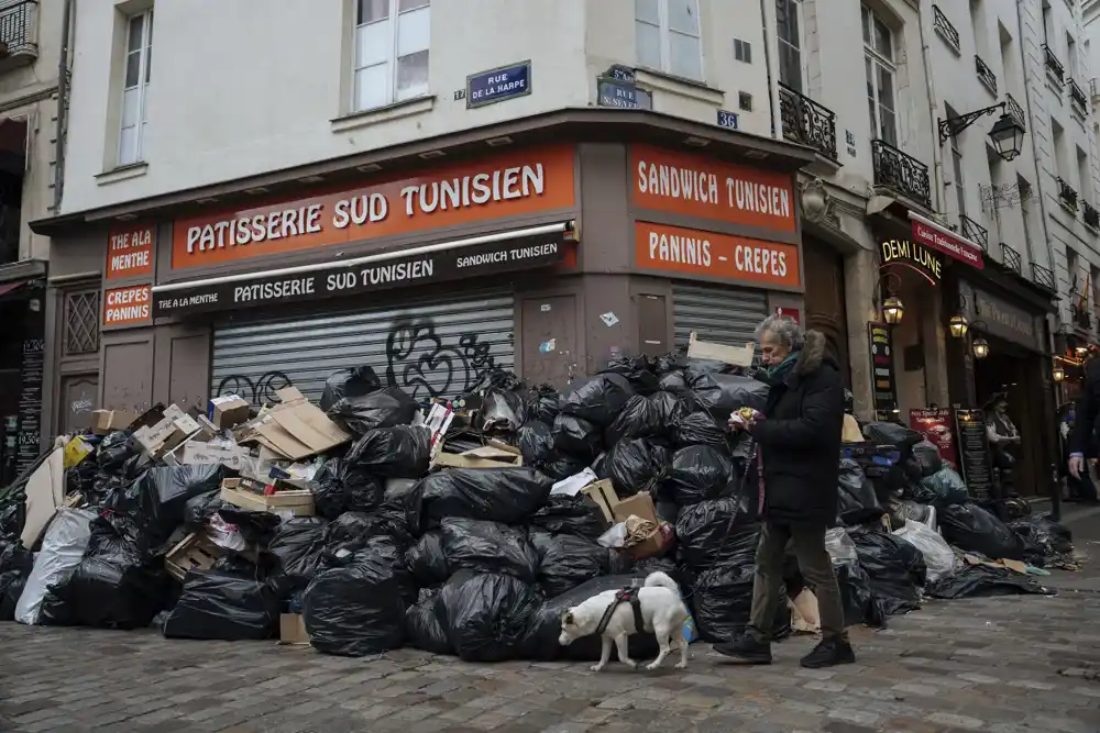 Na ulicama Pariza uglavnom mirno, smeće se još gomila