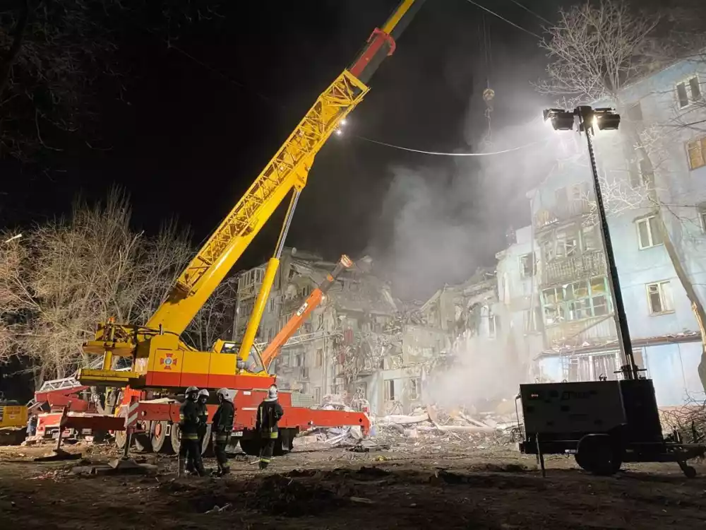 Spasioci tragaju za ljudima zarobljenim ispod uništene zgrade u Zaporožju