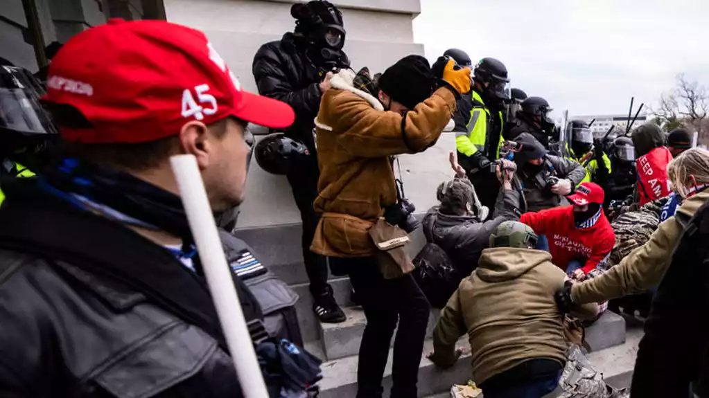 Većina Amerikanaca veruje da su federalci pomogli u podsticanju nereda u Kapitolu