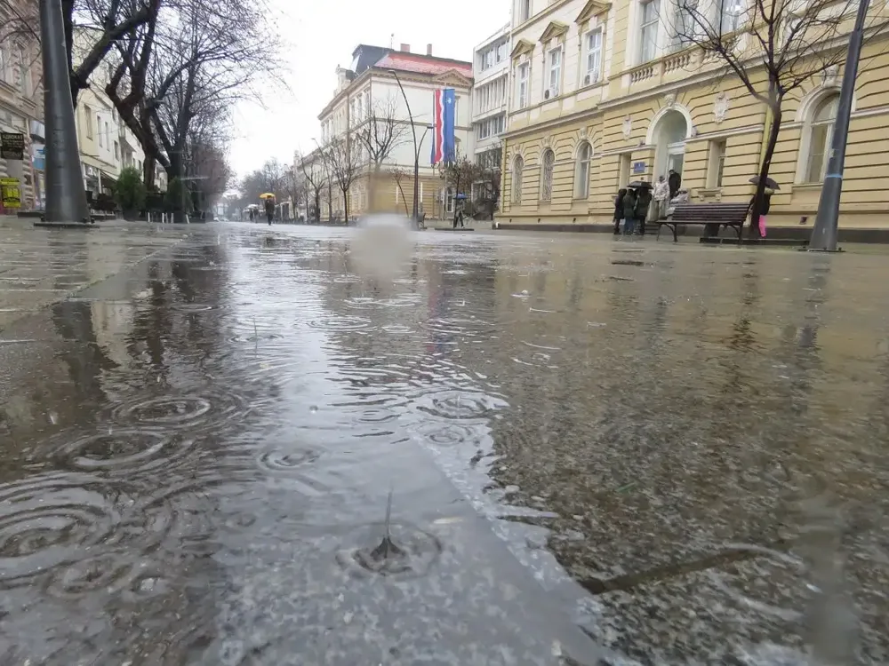 Danas oblačno sa kišom i vetrom, temperatura do 15 stepeni