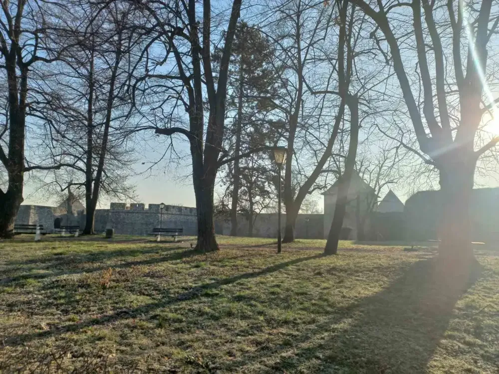 Sutra suvo uz smenu sunca i oblaka, temperatura do 12 stepeni