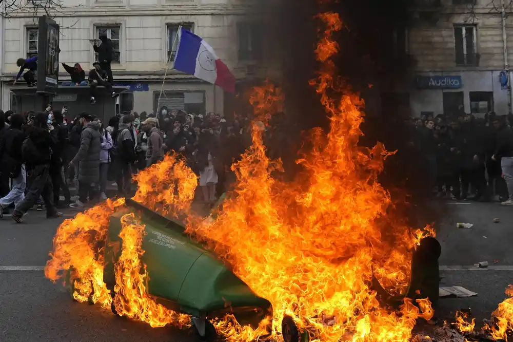 Završen štrajk za smeće u Parizu, manji odaziv na proteste za penzije